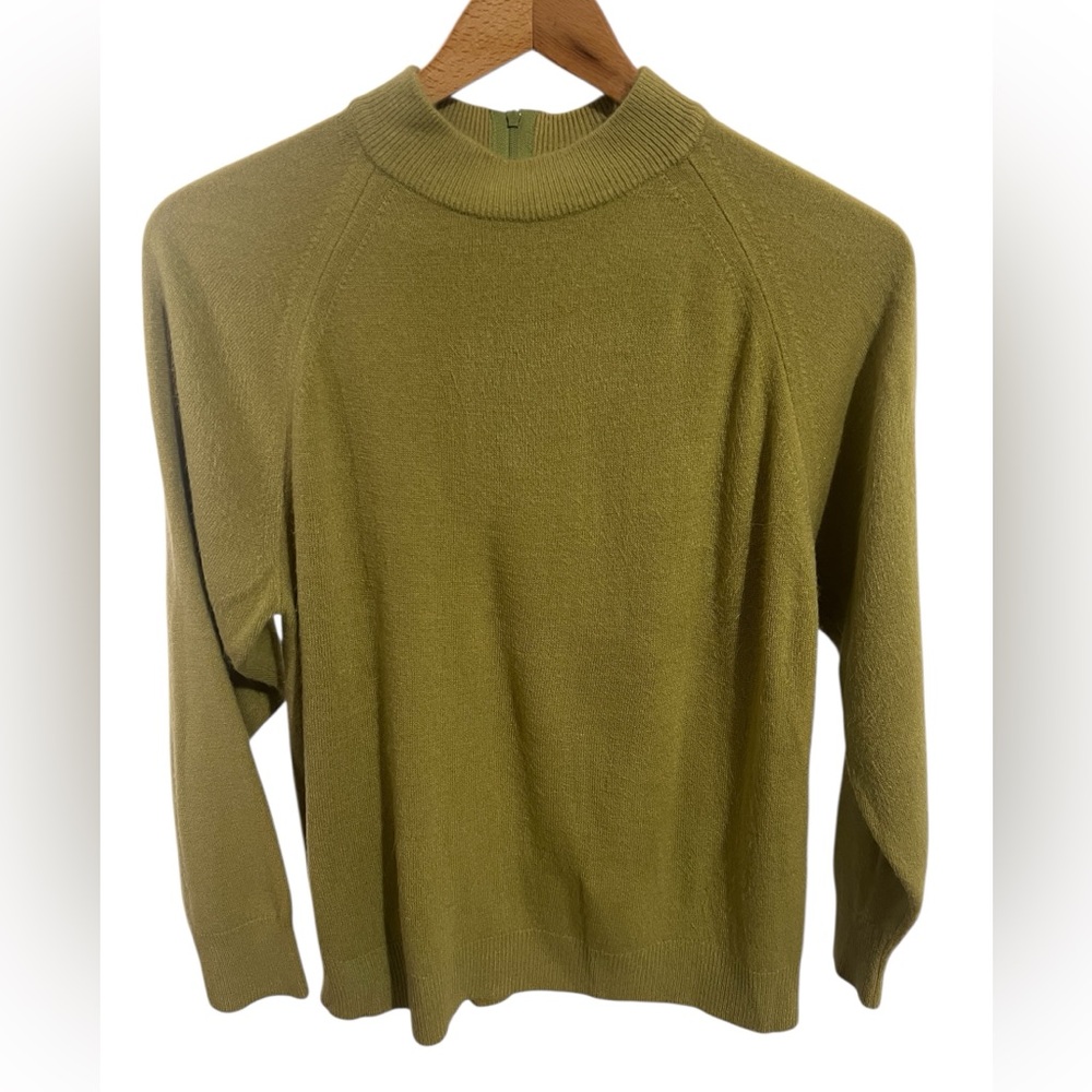 Chartreuse Green Women’s crew neck sweater - Size Large Petite